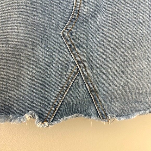 Denim‎ Co Light Wash Denim Mini Skirt White Floral Embroidery Raw Hem Sz 4 - Picture 6 of 14